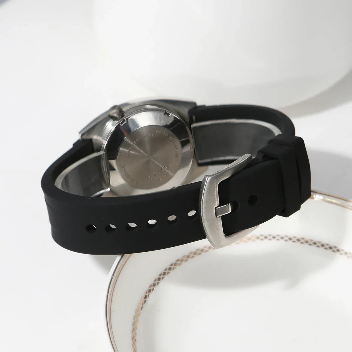 Zeitlose Eleganz: Minimalistische Präzisionsuhr