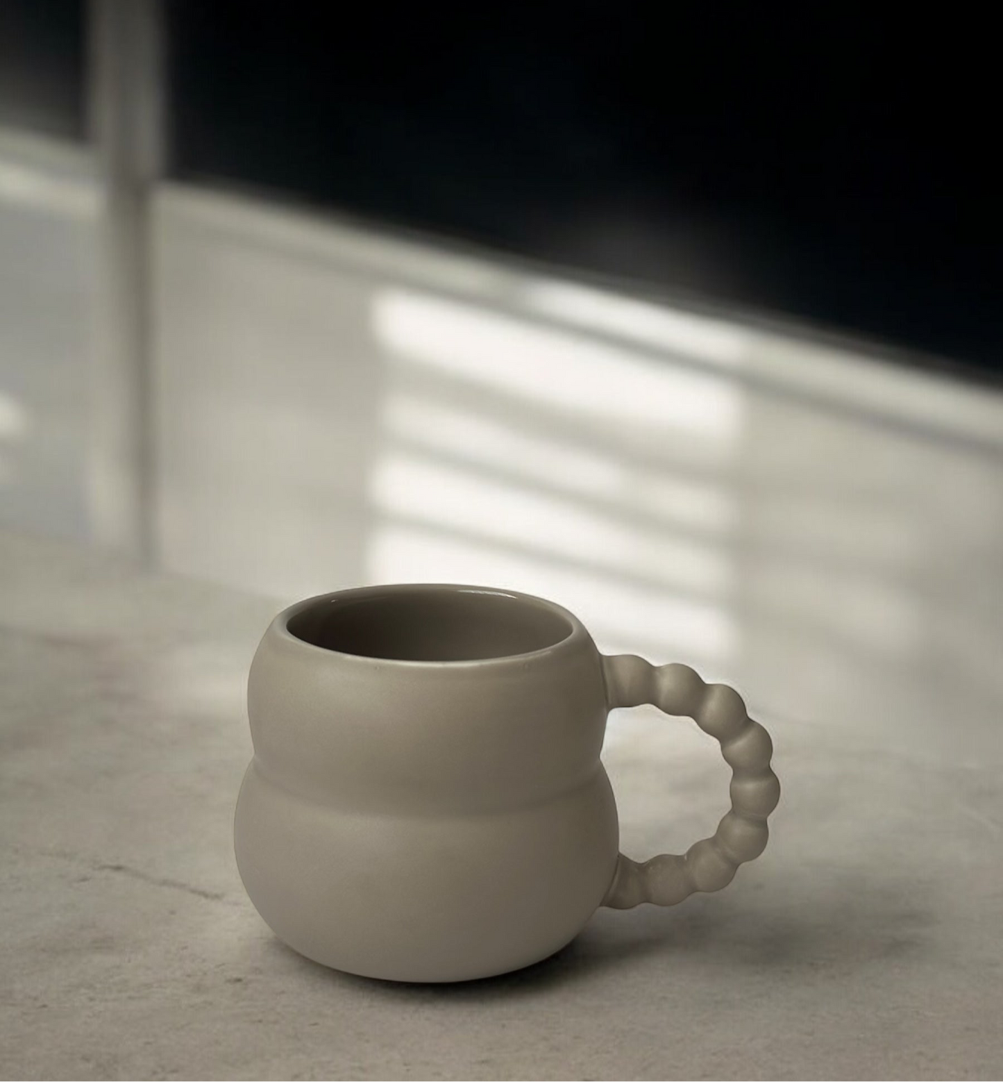 Eleganter Perlengriff-Becher