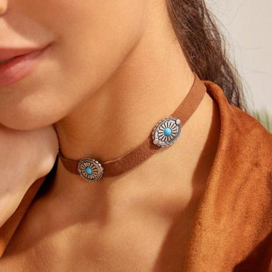 Wüsten-Iris Wildleder Choker mit Concho-Detail