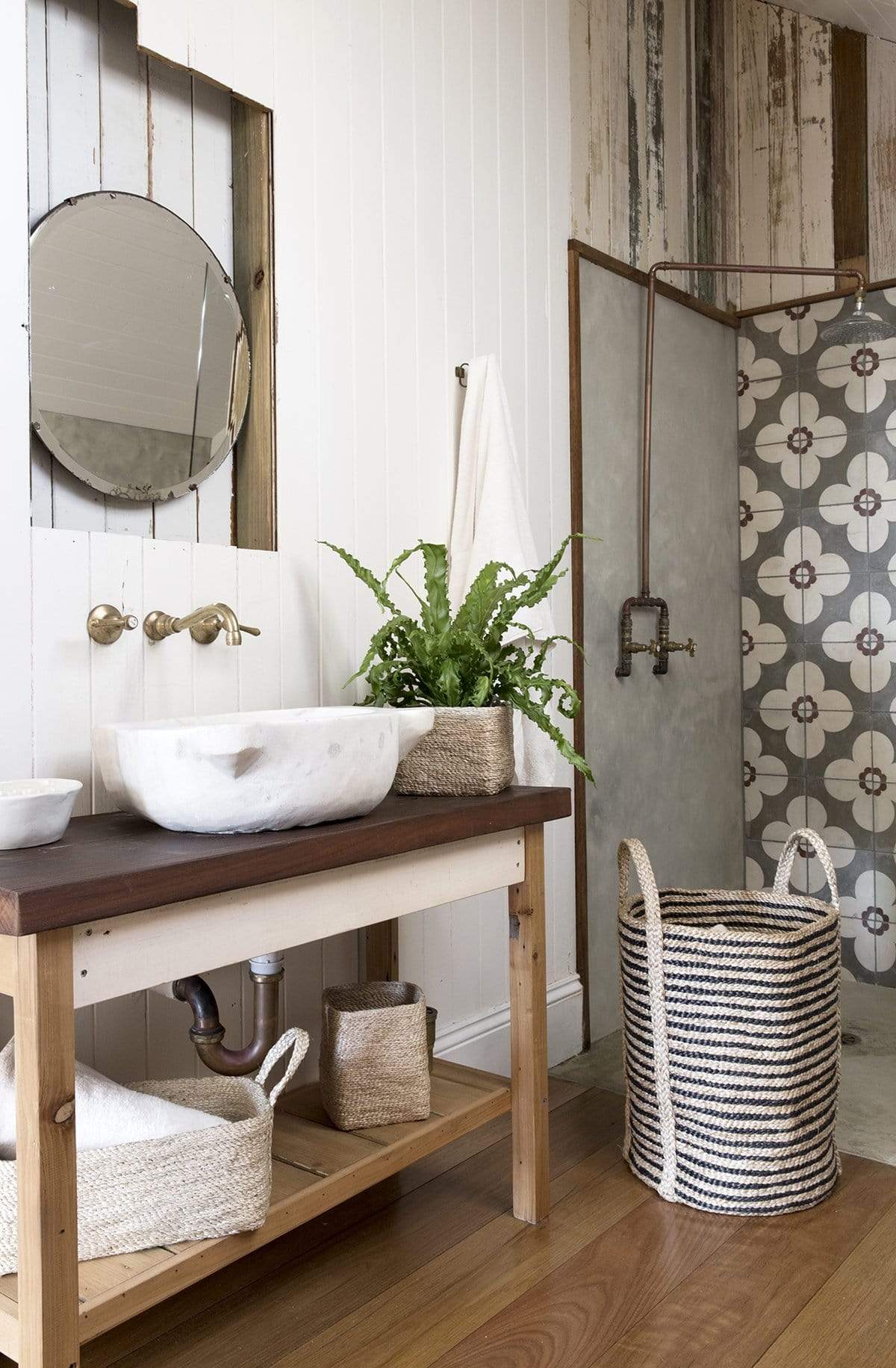 Eleganter Wäschekorb im Streifendesign