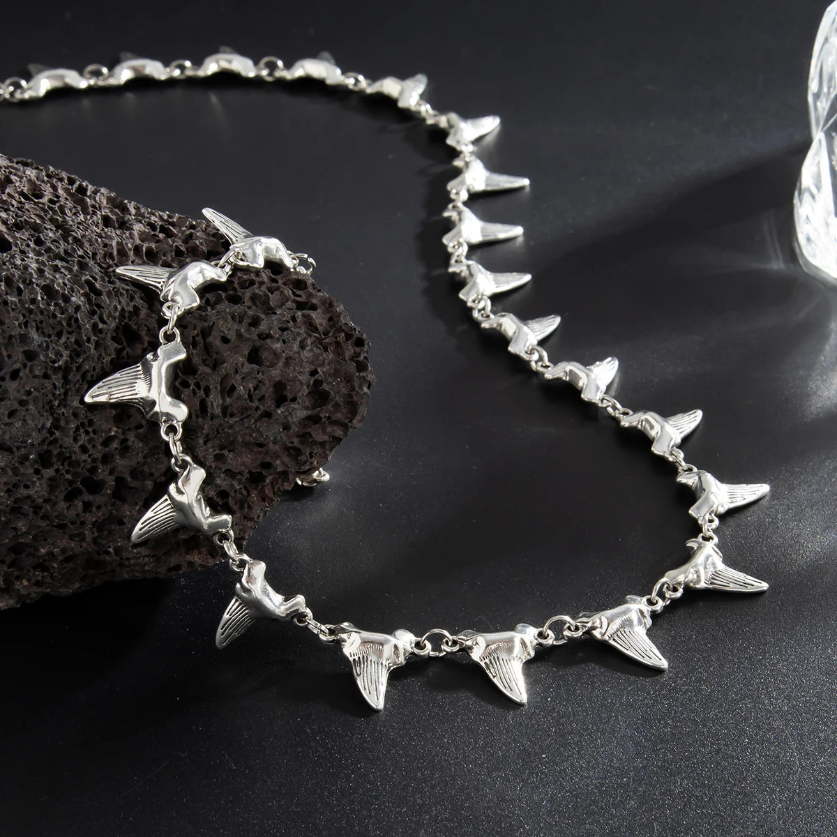 Abyss Fang: Elegante Halskette für stilbewusste Individualisten