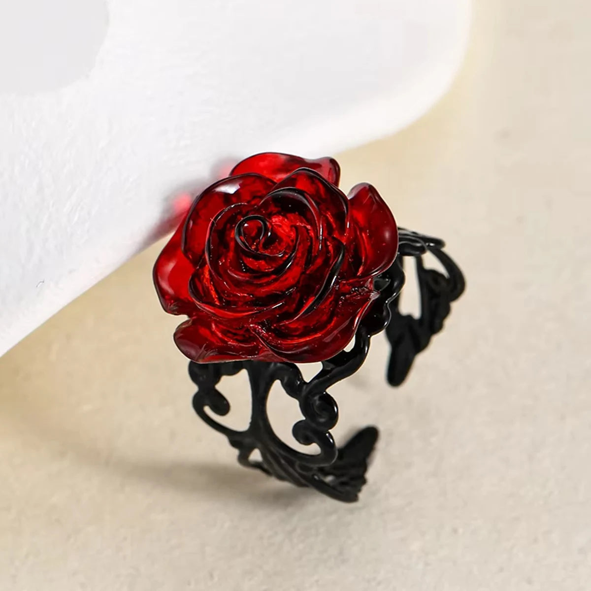 Karmesinroter Dornenrose Ring – Eleganz in voller Blüte