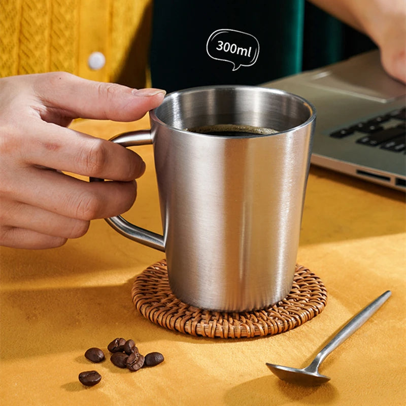 Elegante Edelstahlbecher im modernen Design