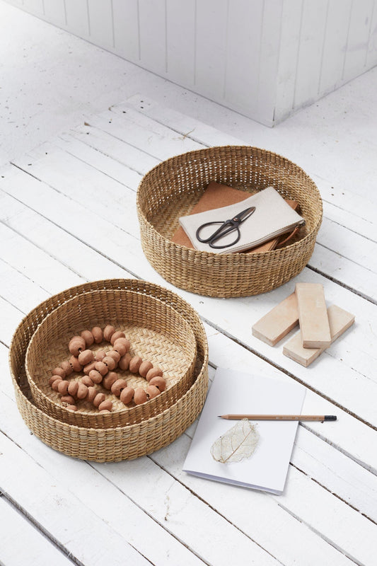 Elegantes Trio runder Gras-Körbe in Niedrigformat