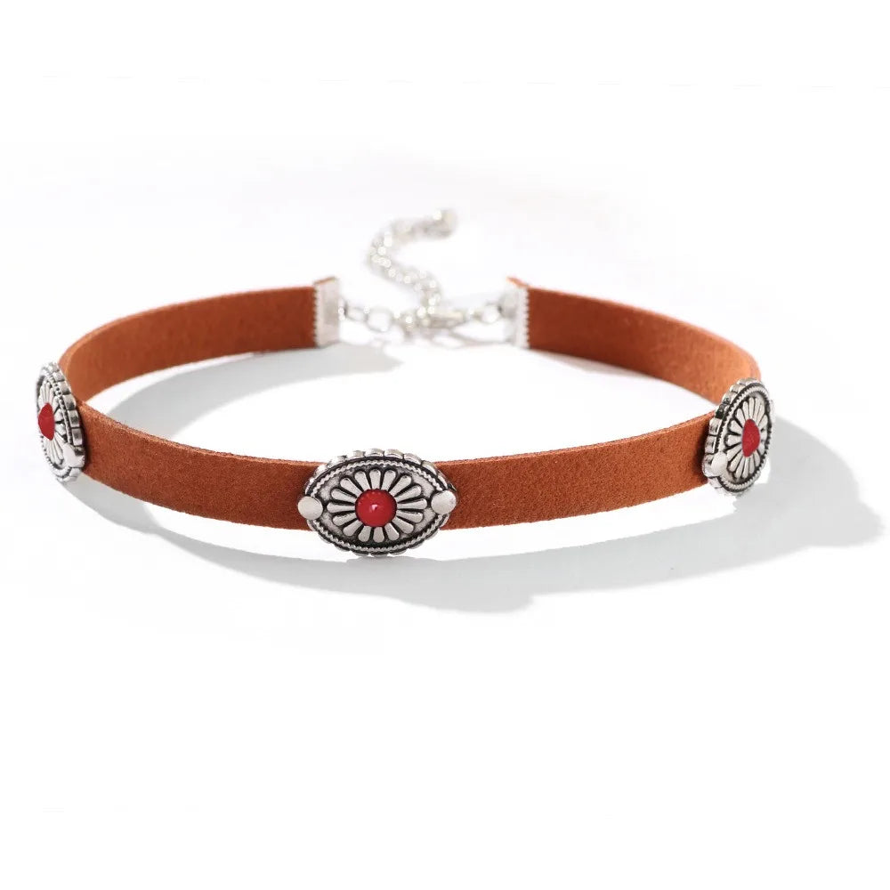 Wüsten-Iris Wildleder Choker mit Concho-Detail