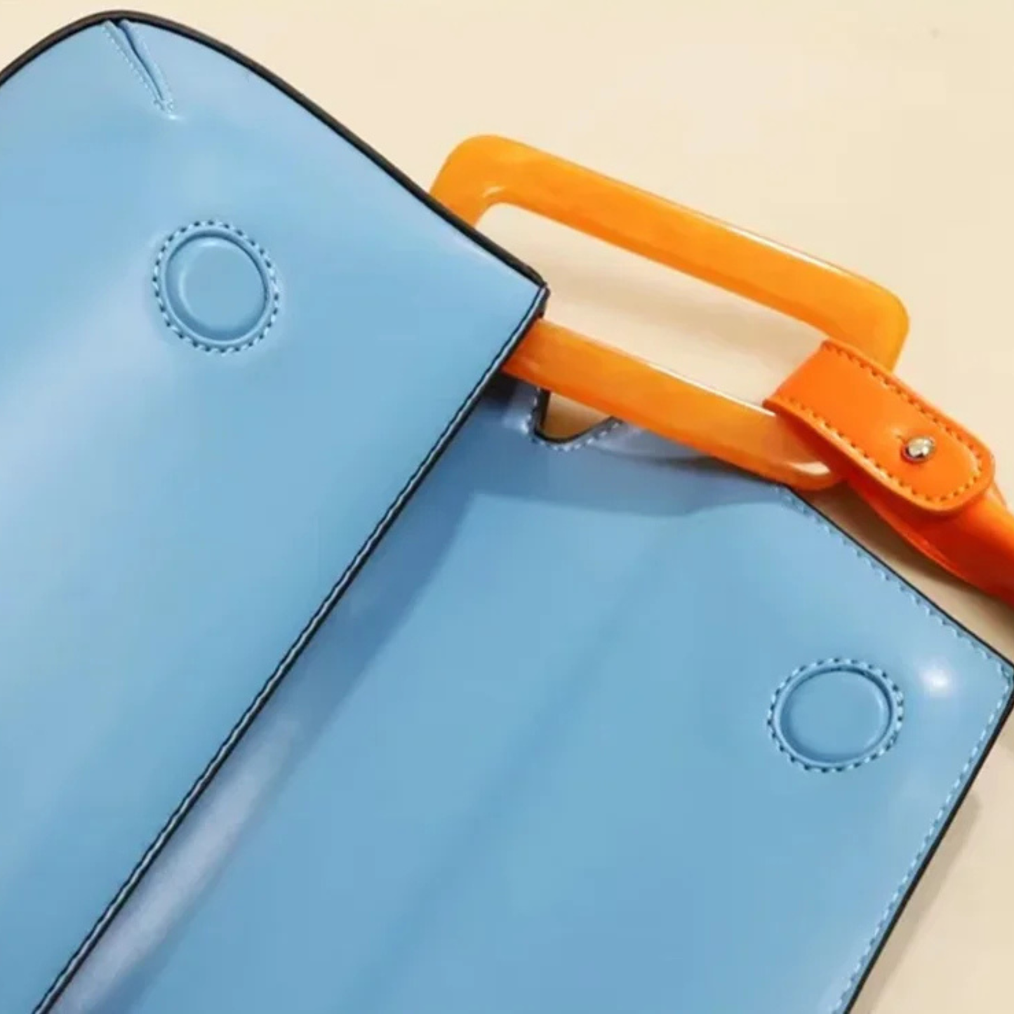 Prism Eleganz: Schultertasche in harmonischen Farbnuancen