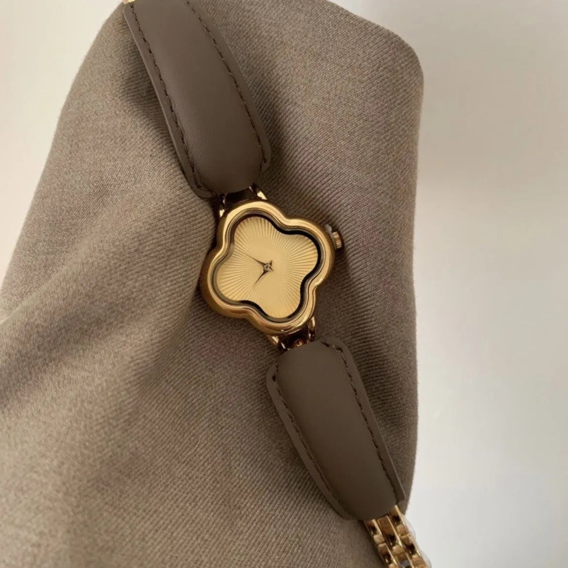 Regalia Vierblatt-Uhr: Zeitlose Eleganz in Perfektion