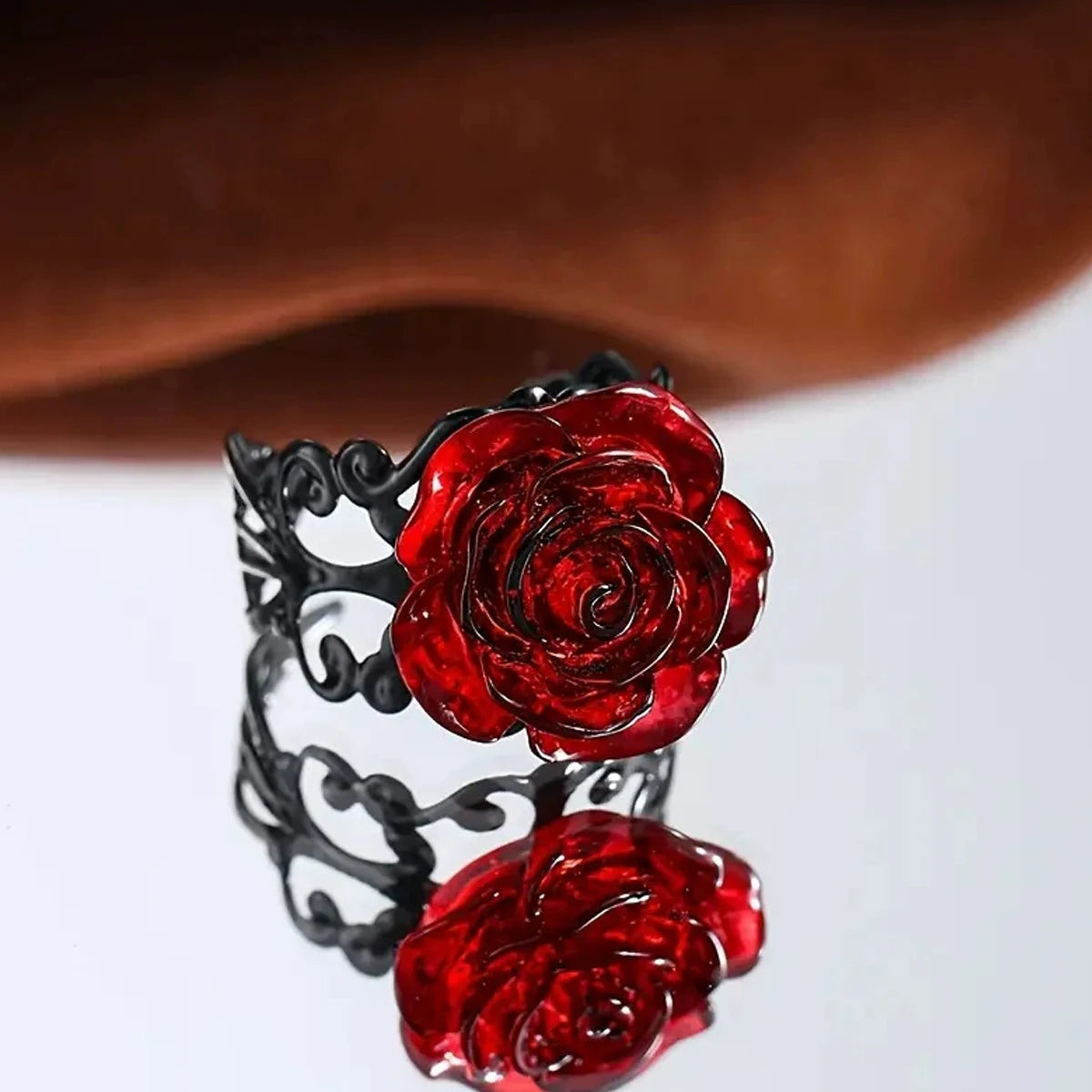 Karmesinroter Dornenrose Ring – Eleganz in voller Blüte