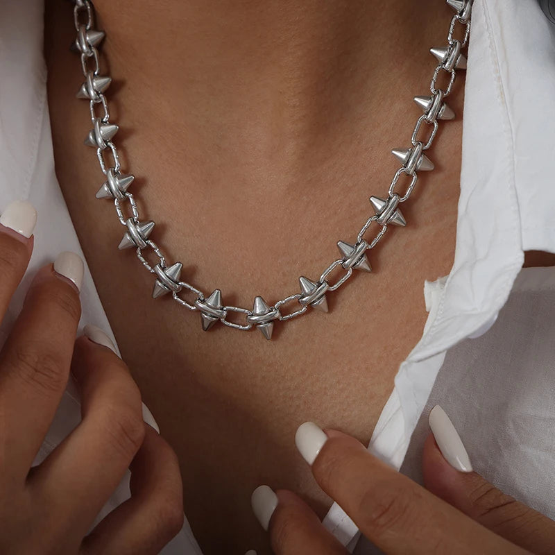 Vulcan Spike Kettenhalskette: Eleganz trifft auf kraftvolle Ästhetik