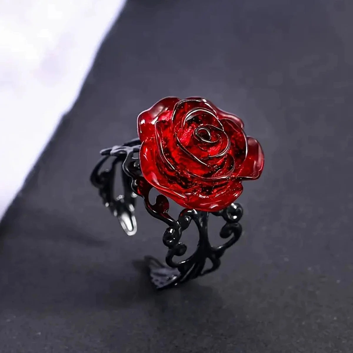 Karmesinroter Dornenrose Ring – Eleganz in voller Blüte