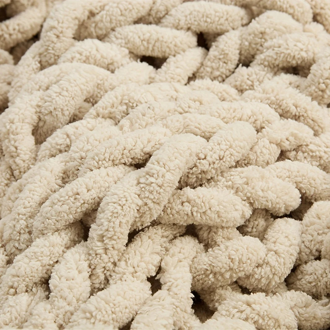 Knot & Nest Chenille-Wurfdecke: Eleganz für Ihr Zuhause