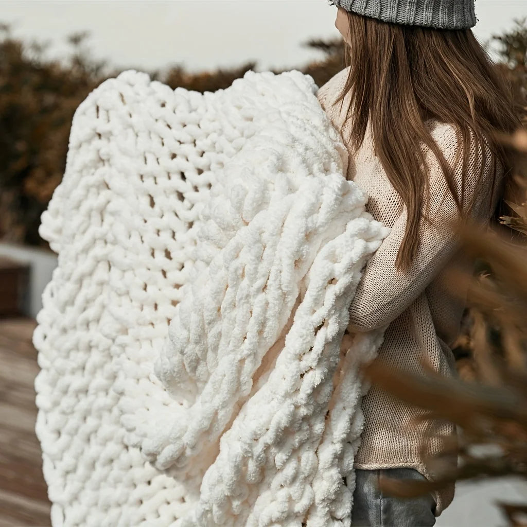 Knot & Nest Chenille-Wurfdecke: Eleganz für Ihr Zuhause