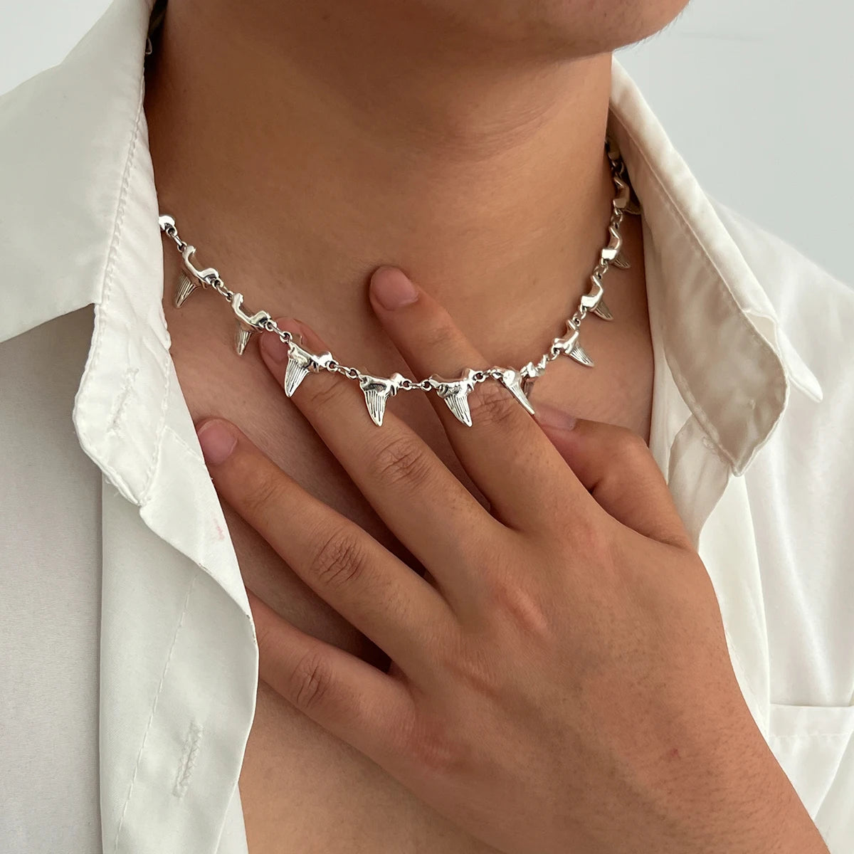 Abyss Fang: Elegante Halskette für stilbewusste Individualisten