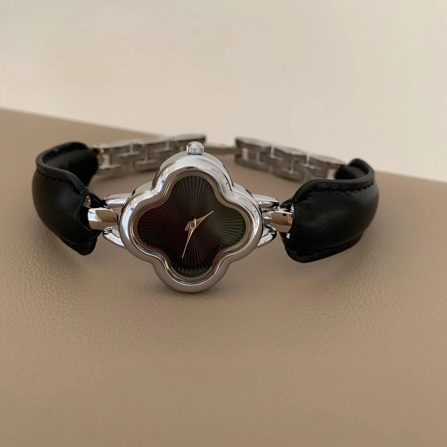 Regalia Vierblatt-Uhr: Zeitlose Eleganz in Perfektion