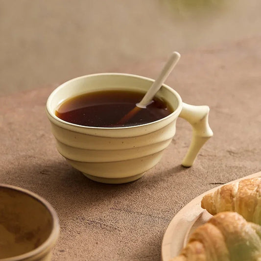 Exquisite Tasse mit Knochengriff – Handgefertigtes Meisterwerk