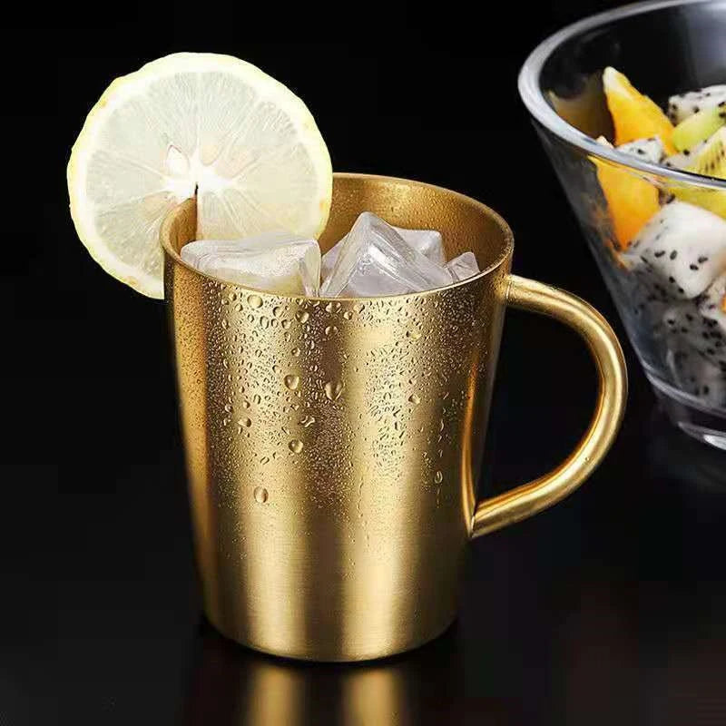 Elegante Edelstahlbecher im modernen Design