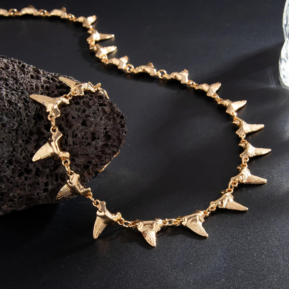 Abyss Fang: Elegante Halskette für stilbewusste Individualisten