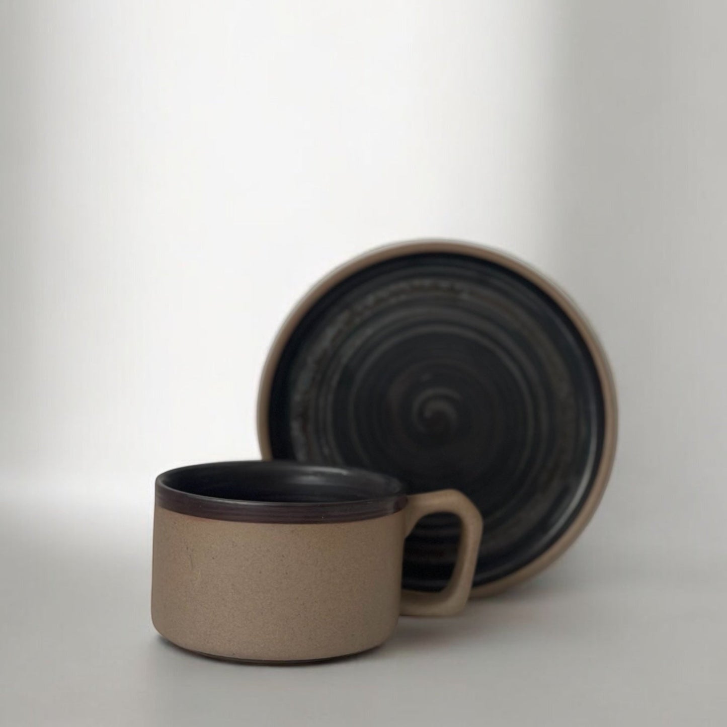 Rustikale Ton-Tasse: Handwerkskunst für Genießer