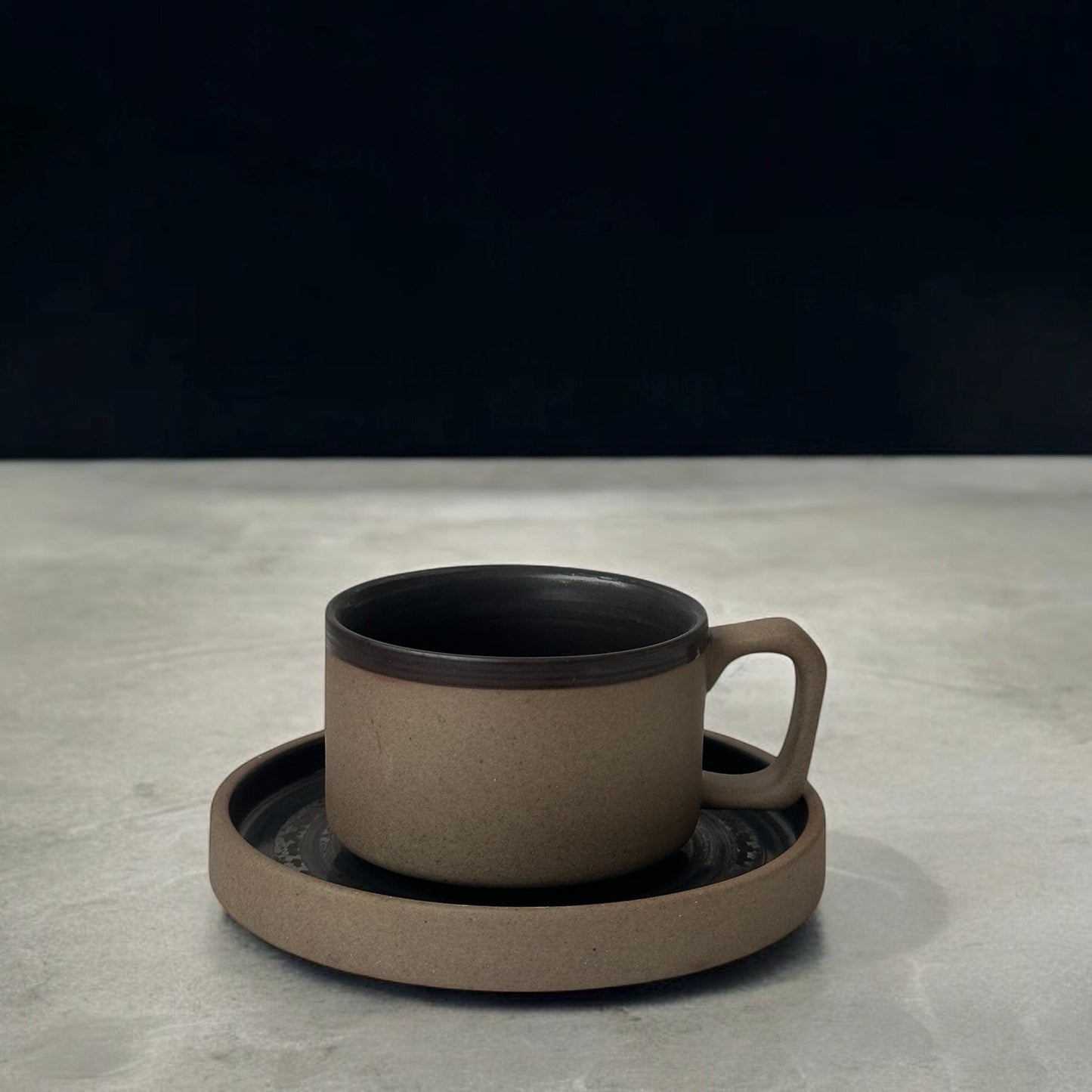 Rustikale Ton-Tasse: Handwerkskunst für Genießer