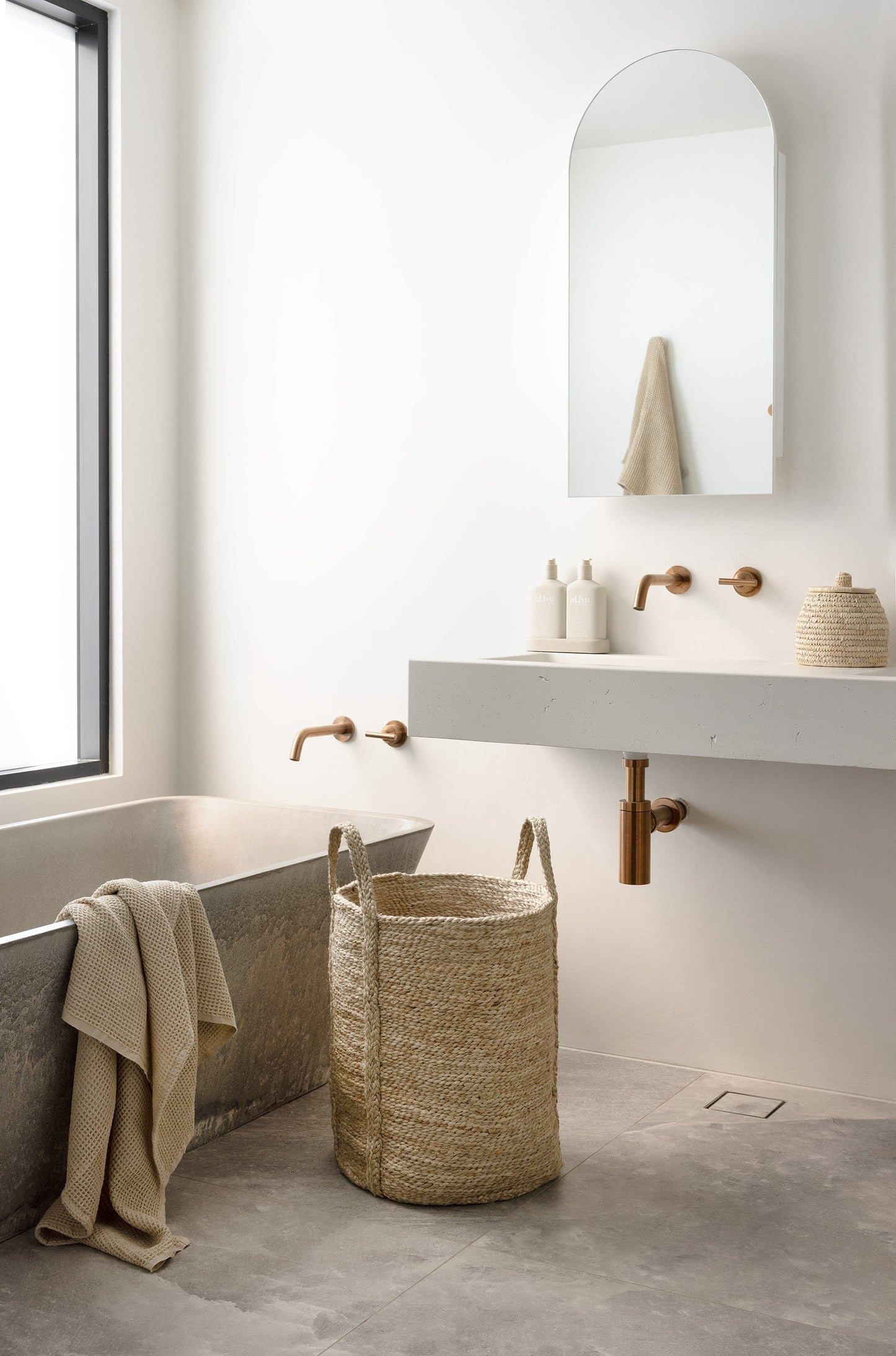 „Eleganter Wäschekorb aus Naturmaterialien“