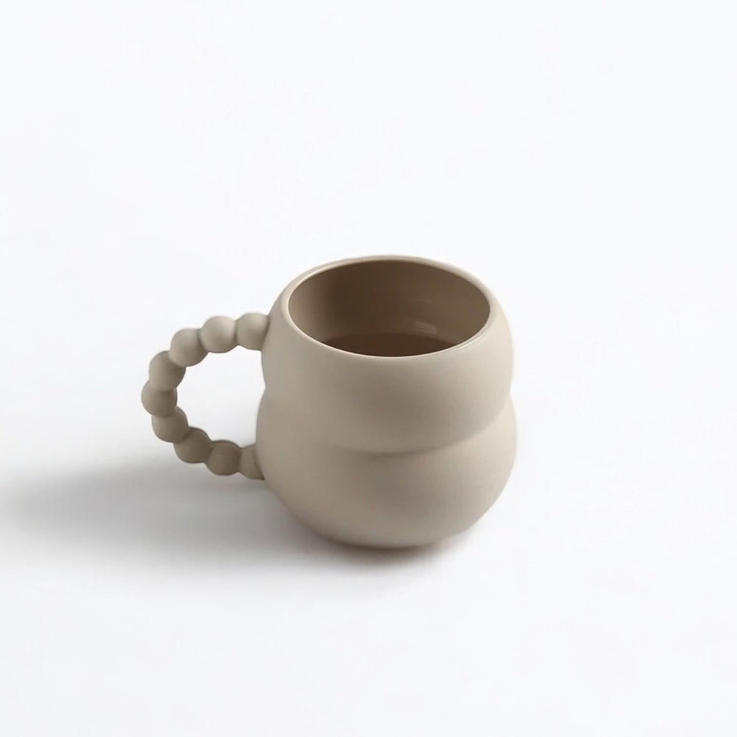 Eleganter Perlengriff-Becher