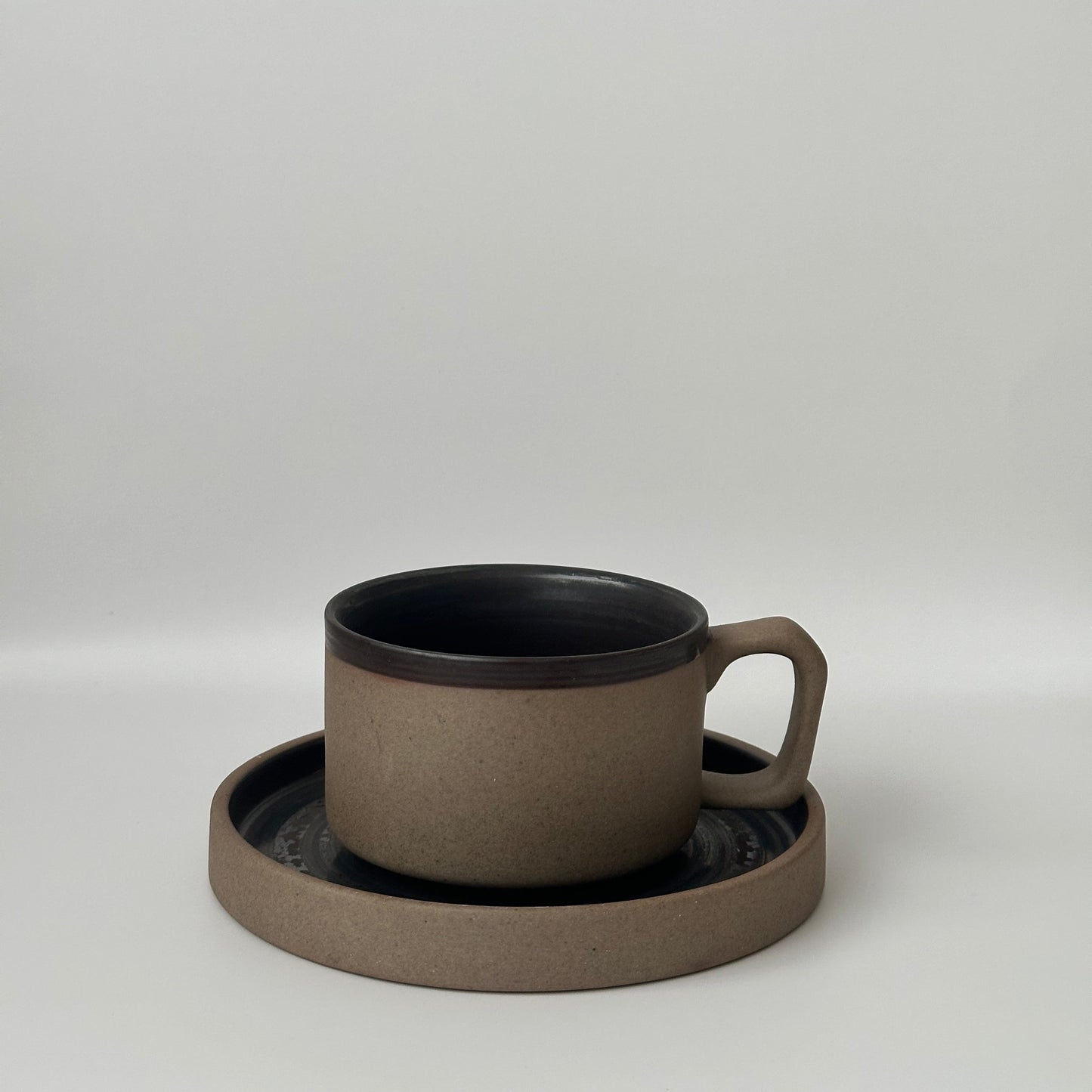 Rustikale Ton-Tasse: Handwerkskunst für Genießer