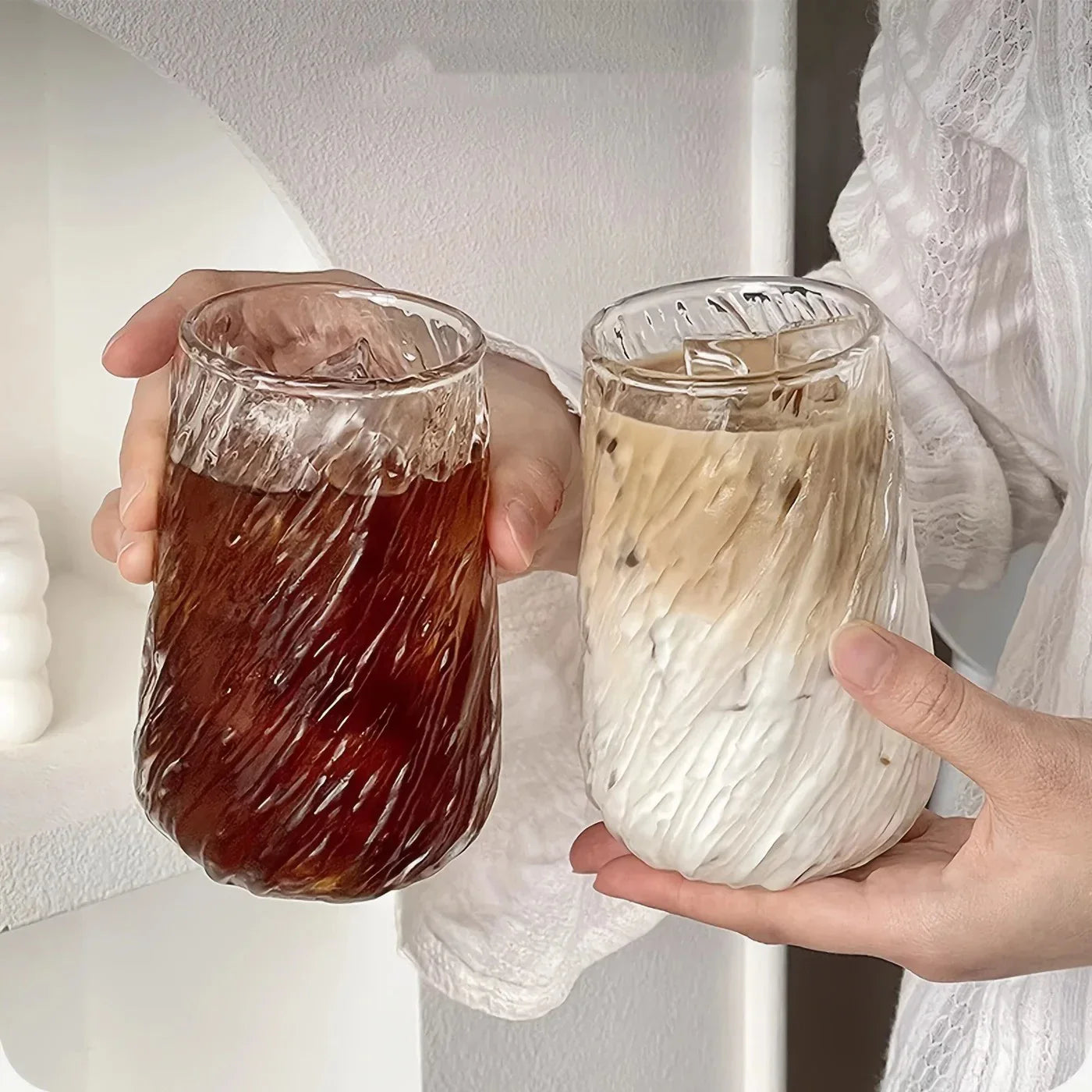 Eleganter Streifen-Glasbecher 400ML – Stilvolle Kaffeekultur