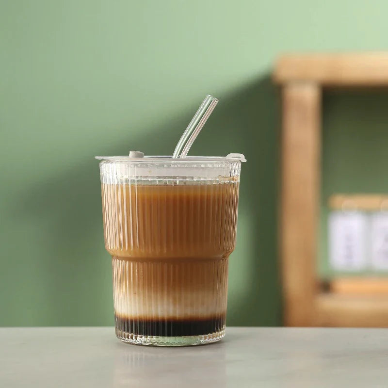 Eleganter Streifen-Glasbecher mit Deckel und Strohhalm – 450 ml