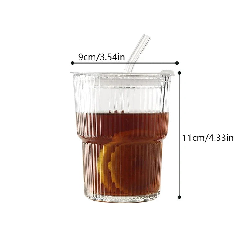 Eleganter Streifen-Glasbecher mit Deckel und Strohhalm – 450 ml