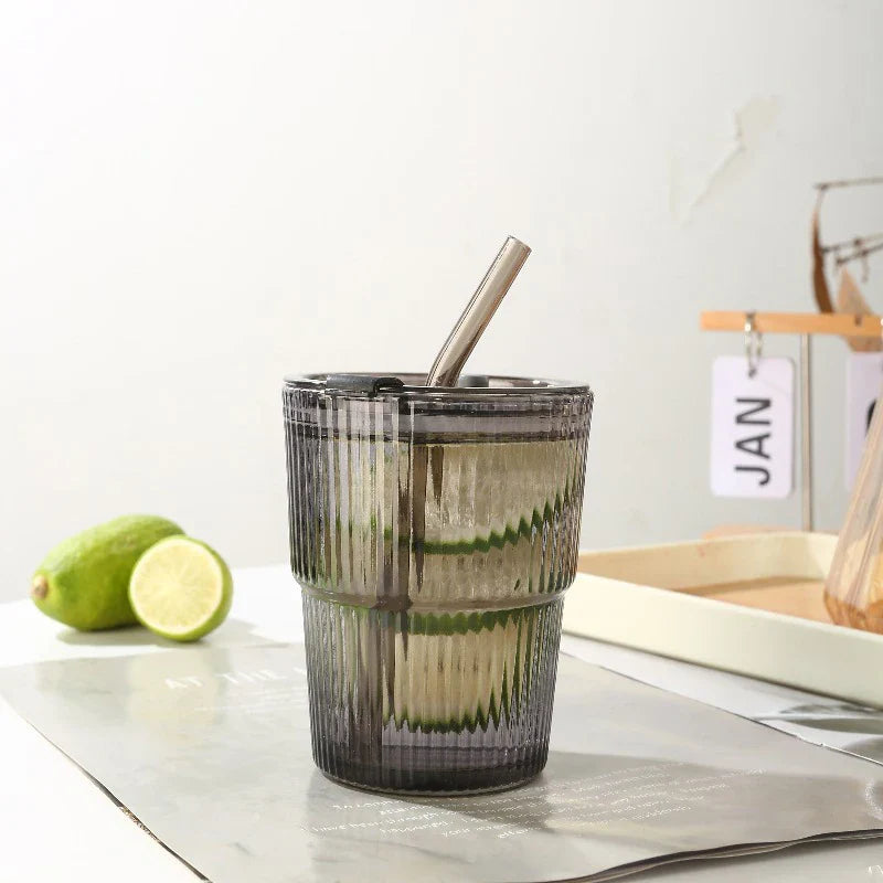 Eleganter Streifen-Glasbecher mit Deckel und Strohhalm – 450 ml