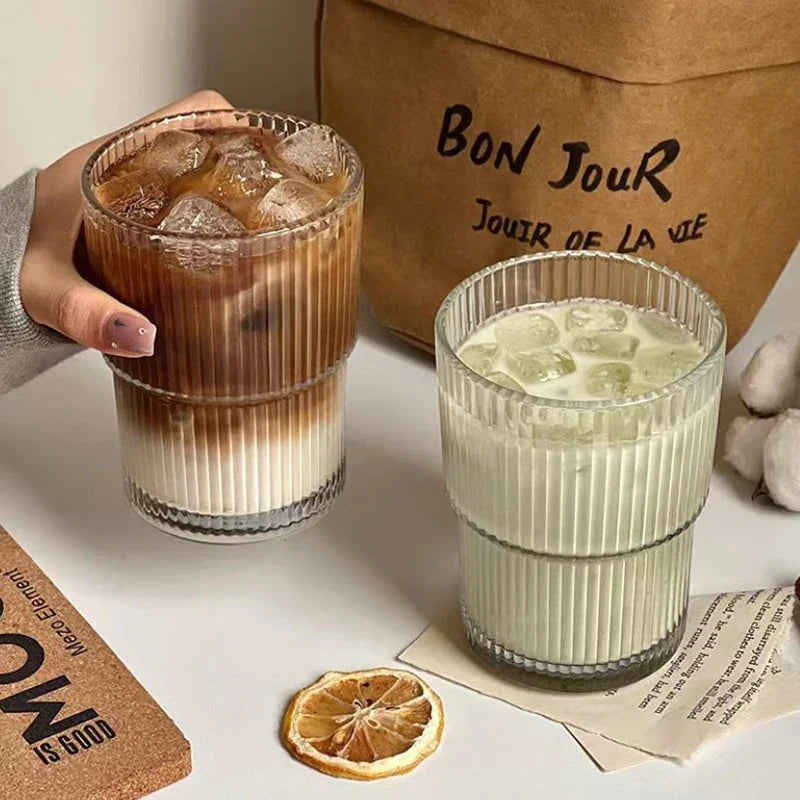 Eleganter Streifen-Glasbecher mit Deckel und Strohhalm – 450 ml
