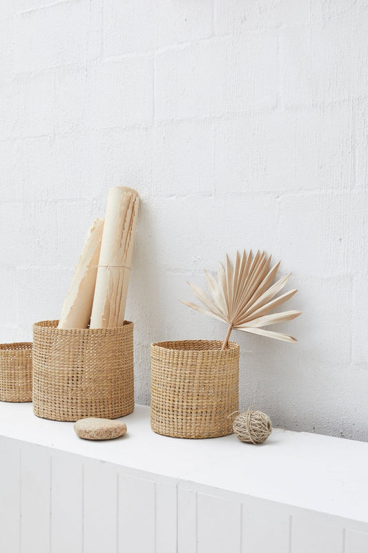 Elegante Hochformat-Gras Körbe im Trio