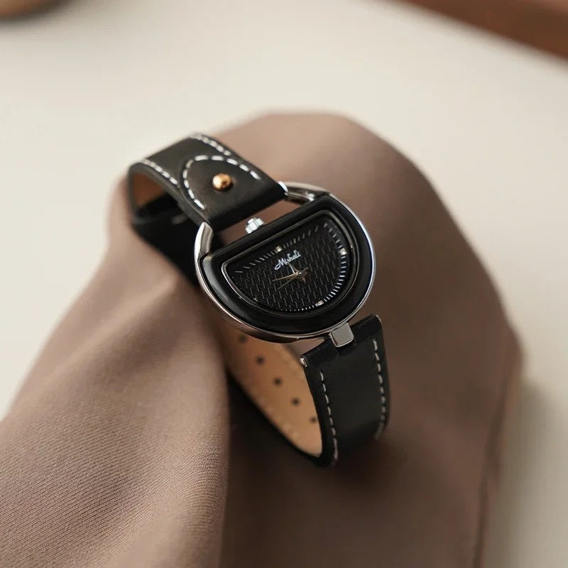 Aria Halbmond-Uhr: Eleganz in Zeitform