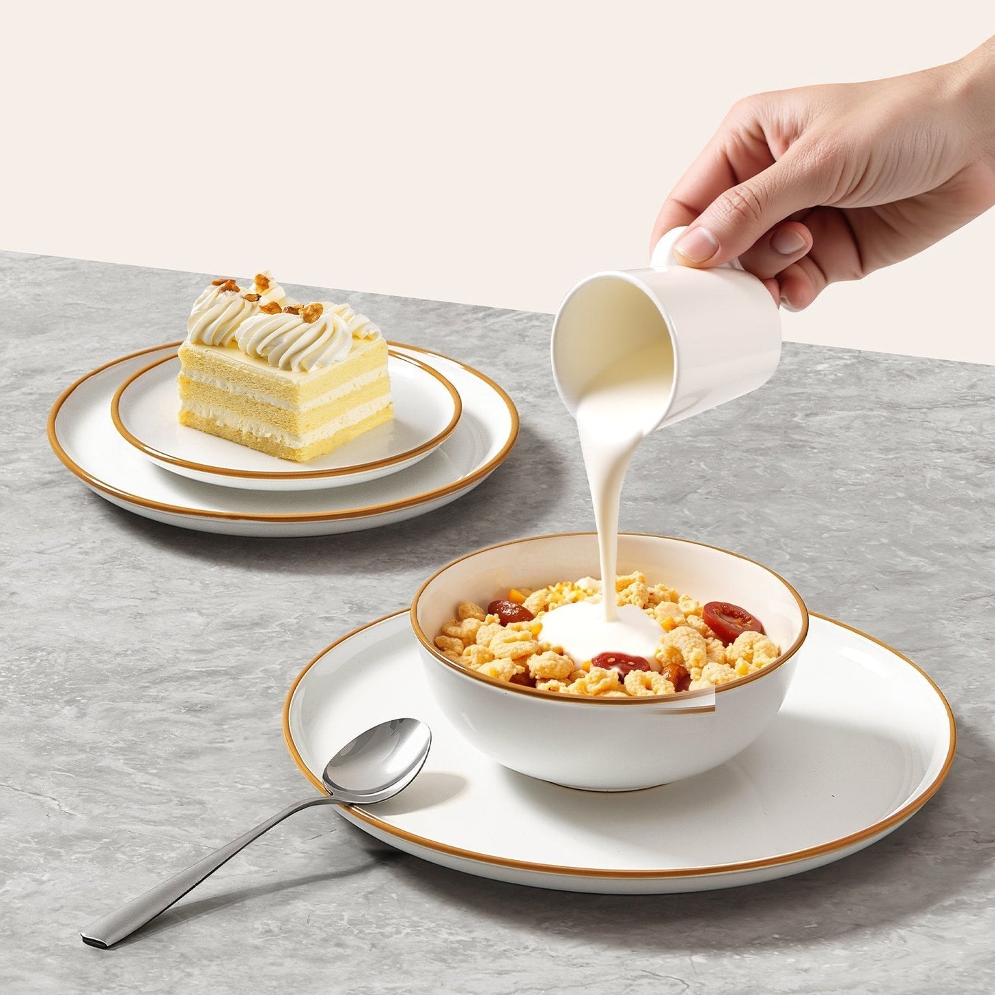 Elegantes Keramisches Geschirrset mit Goldakzenten