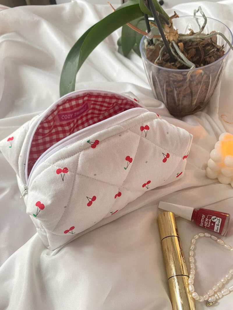 Elegantes Make-up Täschchen „Kirschenzauber“