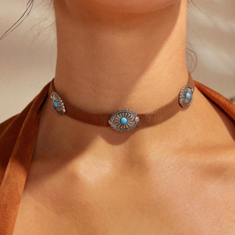 Wüsten-Iris Wildleder Choker mit Concho-Detail