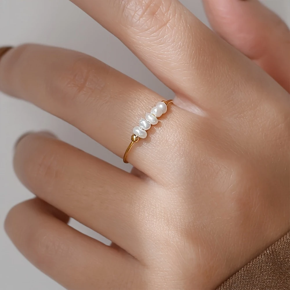 L'Essence: Perlenkette und Ring im eleganten Zusammenspiel