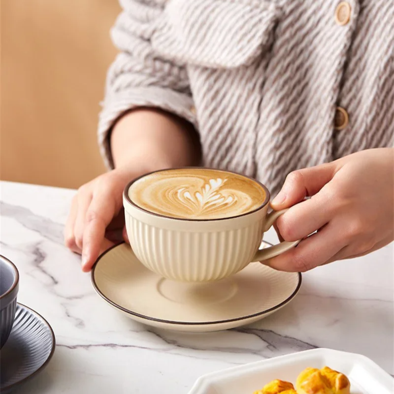 Emberware Rippentassen: Eleganz in Keramik