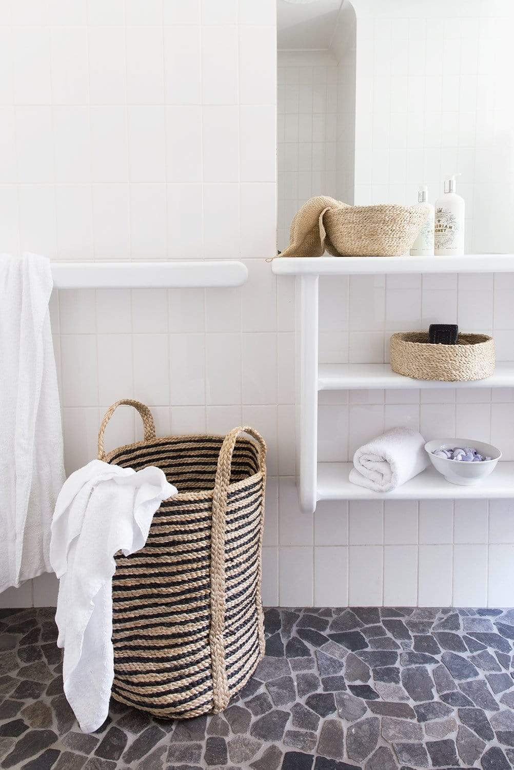 Eleganter Wäschekorb im Streifendesign