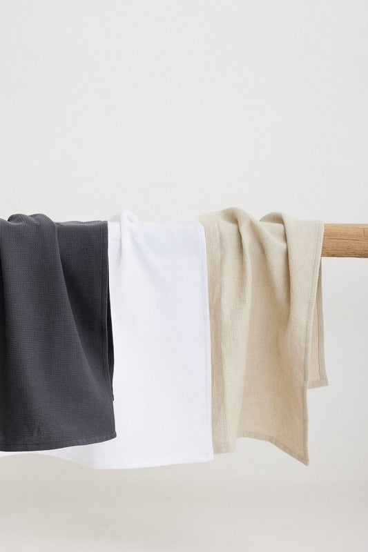 Elegantes Set handgewebter Geschirrtücher in zeitlosen Farben