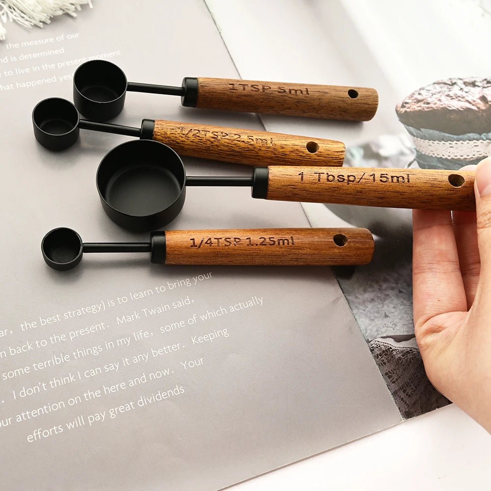 Exklusives 8-teiliges Messset aus Walnussholz und schwarzem Edelstahl